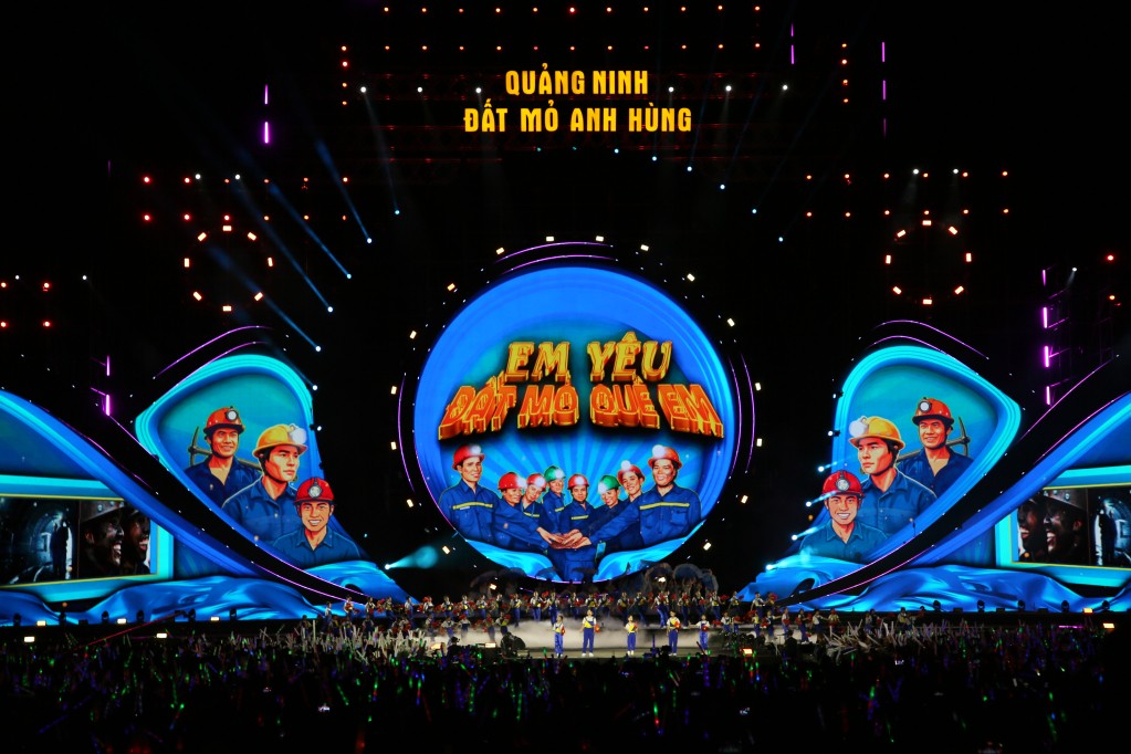 Hình ảnh Vùng Mỏ Quảng Ninh và hình tượng người thợ mỏ mở đầu và xuất hiện xuyên suốt chương trình.