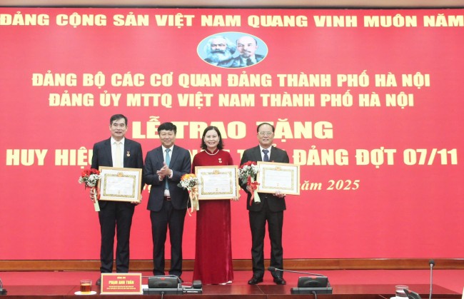 Trao tặng Huy hiệu 65, 30 năm tuổi Đảng cho các đảng viên