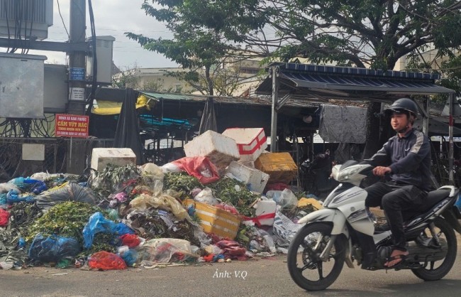Đà Nẵng: Rác thải ứ đọng khối lượng lớn trước chợ Nam Phước
