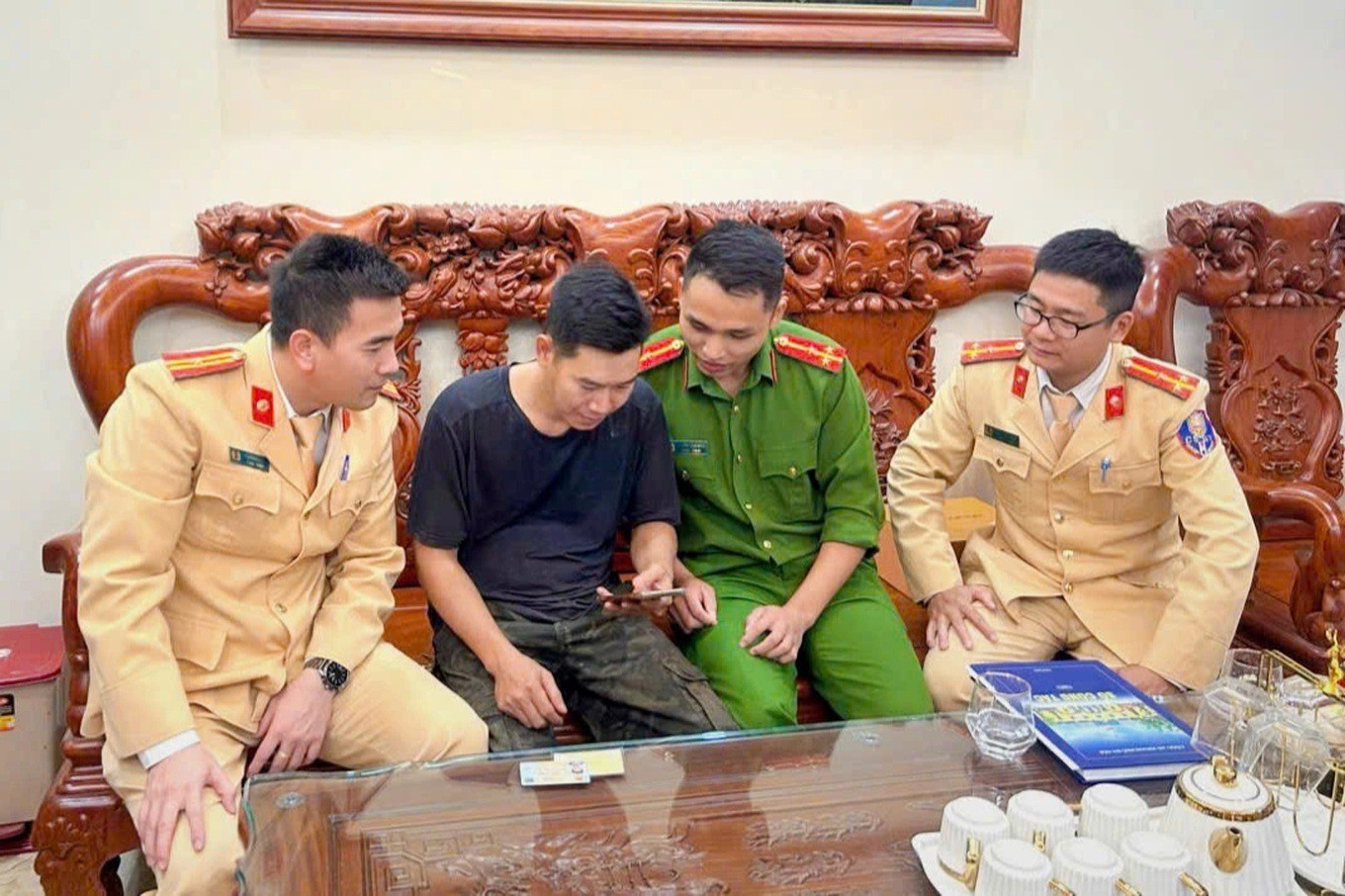 Các tổ công tác gồm CSGT, CSKV đến từng địa bàn hỗ trợ, hướng dẫn nhân dân khai báo, làm sạch dữ liệu.