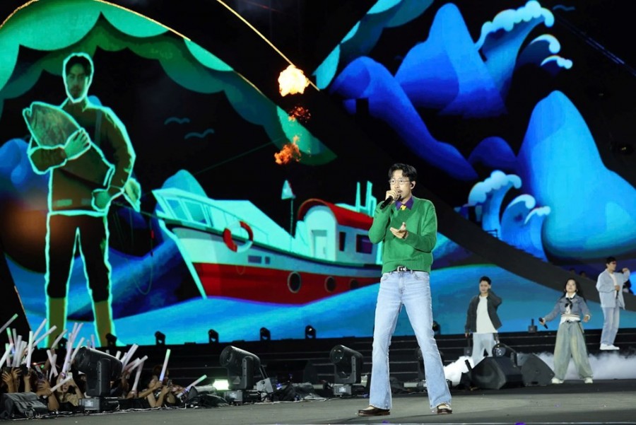 Đen Vâu và Bích Phương bày tỏ niềm xúc động khi được biểu diễn trước hàng vạn khán giả trên mảnh đất quê hương của cả 2.