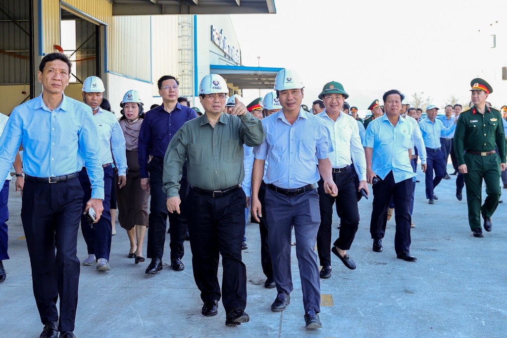 Thủ tướng Phạm Minh Chính thị sát tình hình, thăm hỏi, động viên người dân, doanh nghiệp bị thiệt hại do bão lũ, chỉ đạo công tác khắc phục hậu quả thiên tai - Ảnh: VGP/Nhật Bắc Thủ tướng Phạm Minh Chính thị sát tình hình, thăm hỏi, động viên người dân, doanh nghiệp bị thiệt hại do bão lũ, chỉ đạo công tác khắc phục hậu quả thiên tai - Ảnh: VGP/Nhật Bắc