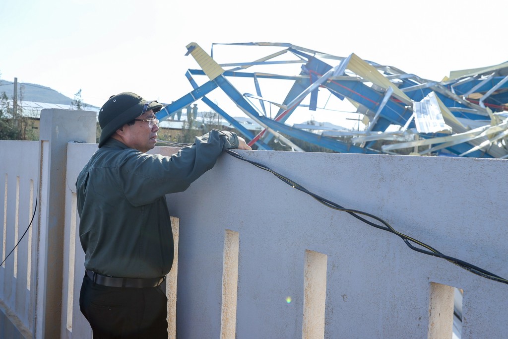 Thủ tướng nêu rõ cần khẩn trương khôi phục sản xuất, kinh doanh, sửa chữa nhà xưởng, thu mua nguyên vật liệu mới, tạo việc làm cho công nhân, chăm lo đời sống người lao động, nếu người lao động thiếu gạo thì phải cấp ngay - Ảnh: VGP/Nhật Bắc Thủ tướng nêu rõ cần khẩn trương khôi phục sản xuất, kinh doanh, sửa chữa nhà xưởng, thu mua nguyên vật liệu mới, tạo việc làm cho công nhân, chăm lo đời sống người lao động, nếu người lao động thiếu gạo thì phải cấp ngay - Ảnh: VGP/Nhật Bắc