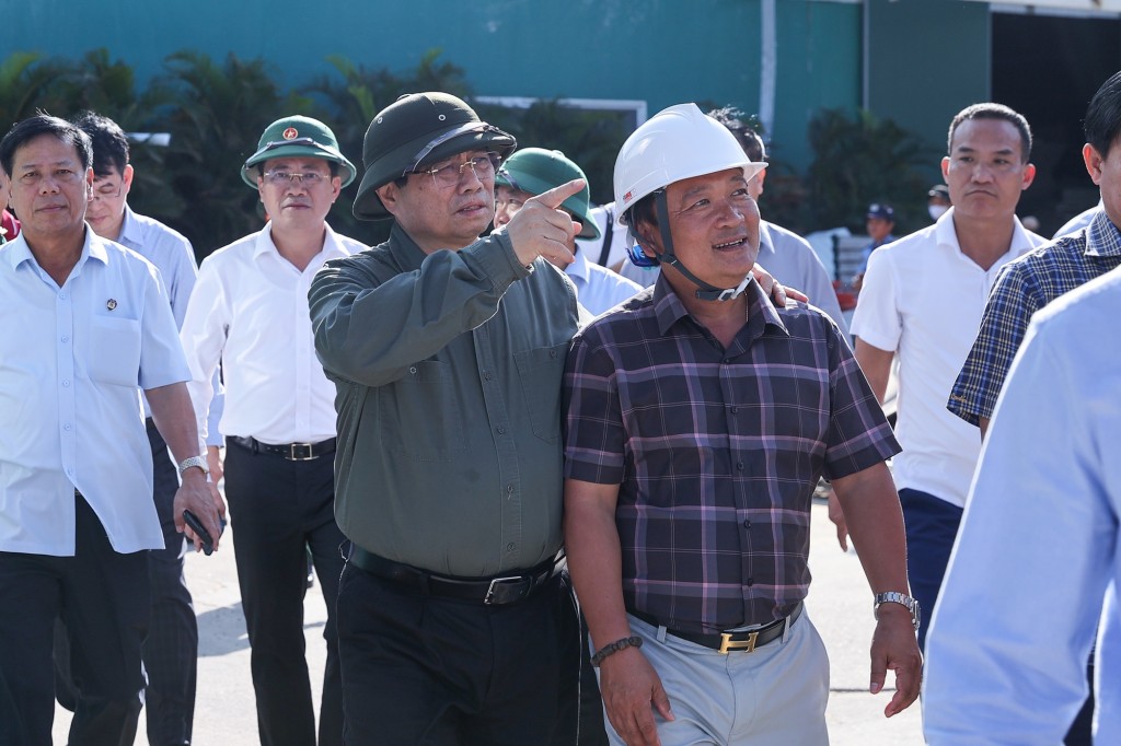 Thủ tướng nêu rõ, đây là thời điểm quan trọng với doanh nghiệp, phải khẩn trương khôi phục sản xuất kinh doanh, không để đứt gãy chuỗi cung ứng, chuỗi sản xuất; cả hệ thống chính trị phải coi đây là nhiệm vụ chung, không phân biệt doanh nghiệp Nhà nước hay tư nhân - Ảnh: VGP/Nhật Bắc Thủ tướng nêu rõ, đây là thời điểm quan trọng với doanh nghiệp, phải khẩn trương khôi phục sản xuất kinh doanh, không để đứt gãy chuỗi cung ứng, chuỗi sản xuất; cả hệ thống chính trị phải coi đây là nhiệm vụ chung, không phân biệt doanh nghiệp Nhà nước hay tư nhân - Ảnh: VGP/Nhật Bắc