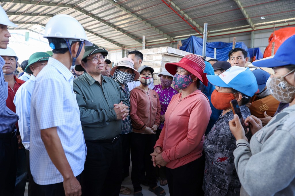 Thủ tướng thăm hỏi, động viên người dân bị ảnh hưởng triều cường, thiệt hại tại xã Đề Gi, cảng cá Đề Gi, thăm khu tái định cư An Quang; tặng quà 26 hộ dân bị thiệt hại nặng - Ảnh: VGP/Nhật Bắc Thủ tướng thăm hỏi, động viên người dân bị ảnh hưởng triều cường, thiệt hại tại xã Đề Gi, cảng cá Đề Gi, thăm khu tái định cư An Quang; tặng quà 26 hộ dân bị thiệt hại nặng - Ảnh: VGP/Nhật Bắc