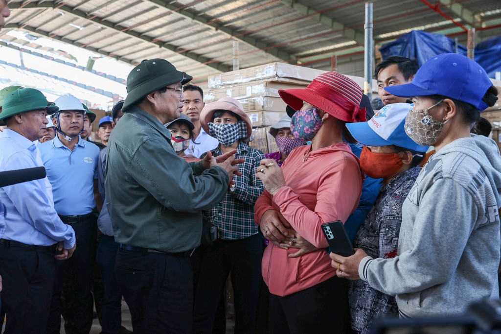 Thủ tướng nhấn mạnh, Nhà nước sẽ tiếp tục hỗ trợ, các lực lượng quân đội, công an, đoàn thanh niên… hỗ trợ bà con dọn dẹp, cấp ủy, chính quyền có giải pháp hỗ trợ nhà cửa, bố trí chỗ ở tạm cho bà con, ai mất nhà thì xây nhà, nhà hỏng thì sửa chữa, hoàn thành chậm nhất trong tháng 12 - Ảnh: VGP/Nhật Bắc Thủ tướng nhấn mạnh, Nhà nước sẽ tiếp tục hỗ trợ, các lực lượng quân đội, công an, đoàn thanh niên… hỗ trợ bà con dọn dẹp, cấp ủy, chính quyền có giải pháp hỗ trợ nhà cửa, bố trí chỗ ở tạm cho bà con, ai mất nhà thì xây nhà, nhà hỏng thì sửa chữa, hoàn thành chậm nhất trong tháng 12 - Ảnh: VGP/Nhật Bắc