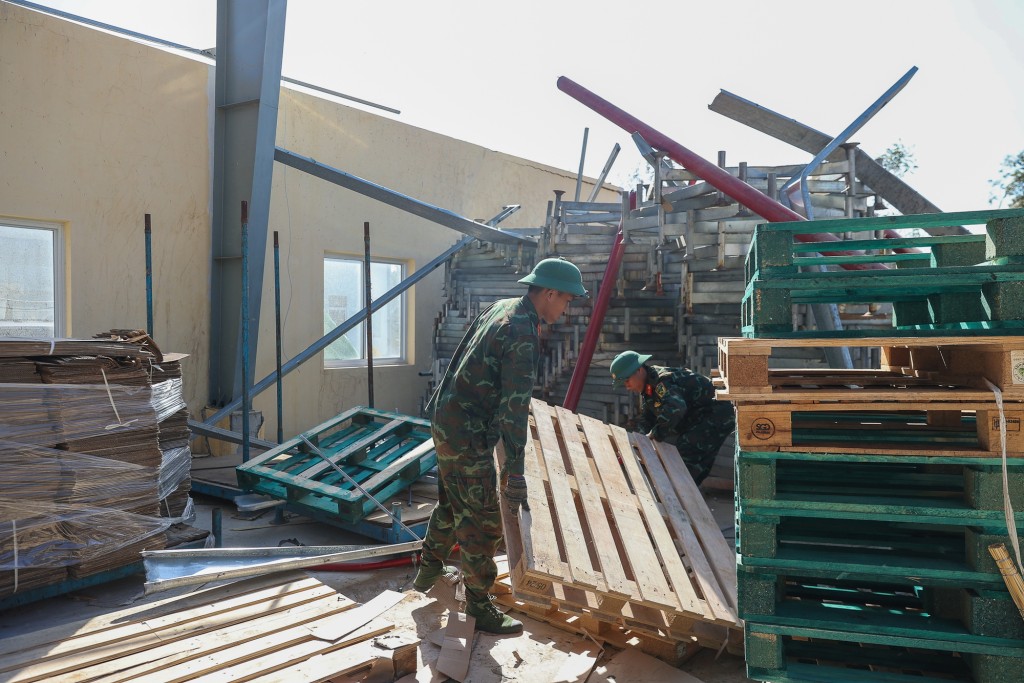 Thủ tướng đề nghị cấp ủy, chính quyền địa phương, quân đội, công an, đoàn thanh niên… và các lực lượng khác huy động tối đa lực lượng, chung tay giúp các doanh nghiệp dọn dẹp hiện trường, khôi phục nhà xưởng, sớm khôi phục sản xuất-kinh doanh - Ảnh: VGP/Nhật Bắc Thủ tướng đề nghị cấp ủy, chính quyền địa phương, quân đội, công an, đoàn thanh niên… và các lực lượng khác huy động tối đa lực lượng, chung tay giúp các doanh nghiệp dọn dẹp hiện trường, khôi phục nhà xưởng, sớm khôi phục sản xuất-kinh doanh - Ảnh: VGP/Nhật Bắc