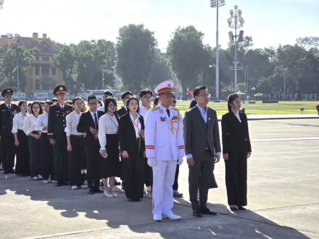 95 thủ khoa tiêu biểu của Thủ đô báo công dâng Bác