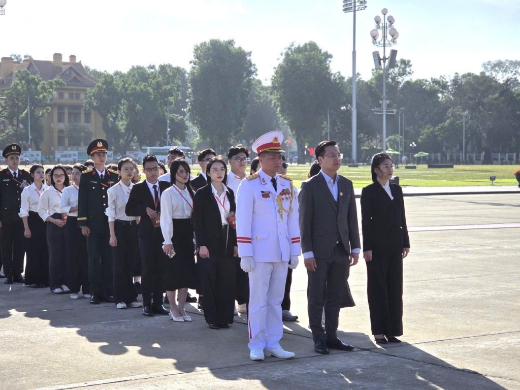 95 thủ khoa tiêu biểu của Thủ đô báo công dâng Bác