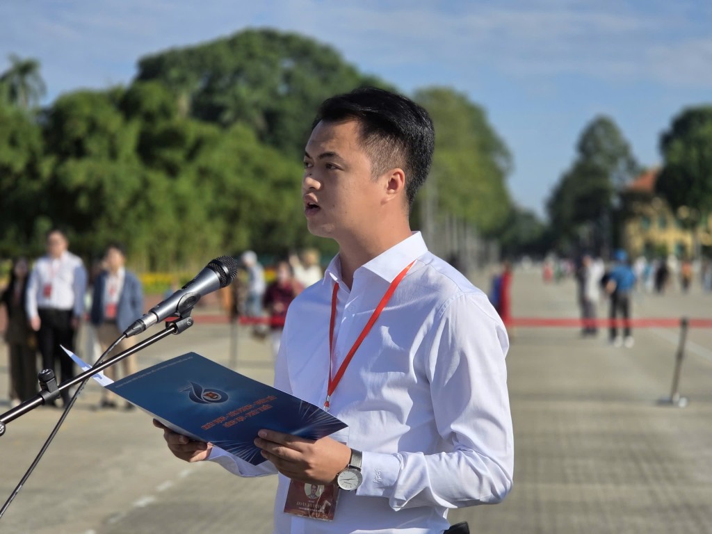 Thủ khoa Đoàn Bá Tráng thành kính báo cáo với Bác những kết quả và thành tích xuất sắc mà các bạn Thủ khoa đã đạt được trong suốt quá trình học tập và rèn luyện Thủ khoa Đoàn Bá Tráng thành kính báo cáo với Bác những kết quả và thành tích xuất sắc mà các bạn Thủ khoa đã đạt được trong suốt quá trình học tập và rèn luyện