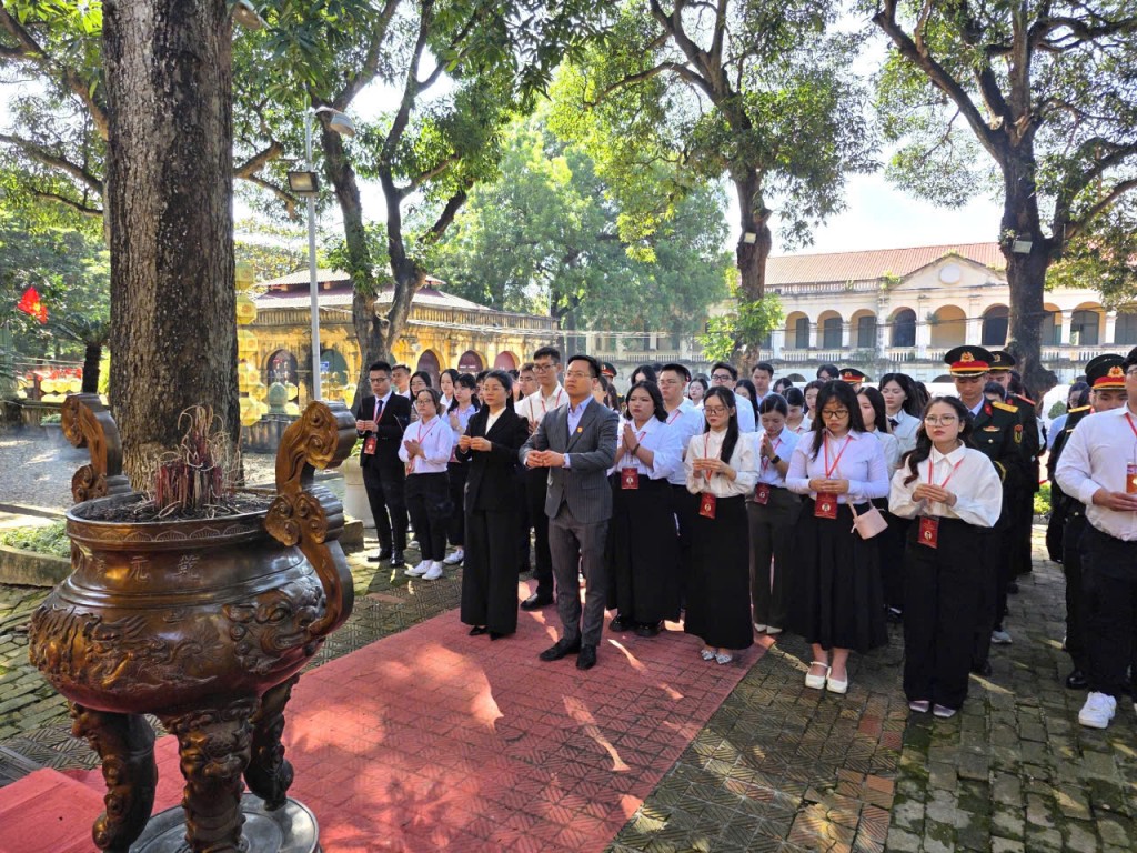 Các thủ khoa làm lễ dâng hương tại Hoàng thành Thăng Long Các thủ khoa làm lễ dâng hương tại Hoàng thành Thăng Long