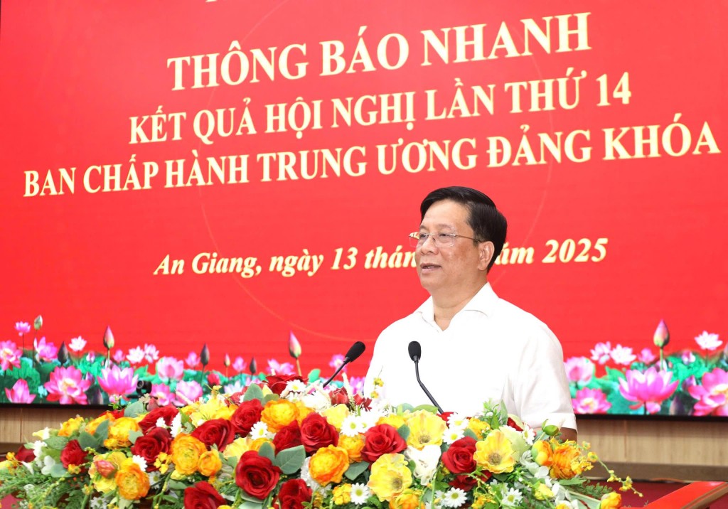 Đồng chí Hồ Văn Mừng, Ủy viên dự khuyết Ban Chấp hành Trung ương Đảng, Phó Bí thư Tỉnh ủy, Chủ tịch UBND tỉnh An Giang triển khai thông báo nhanh kết quả Hội nghị lần thứ 14 BCHTW Đảng khóa XIII (ảnh: Thu Anh)