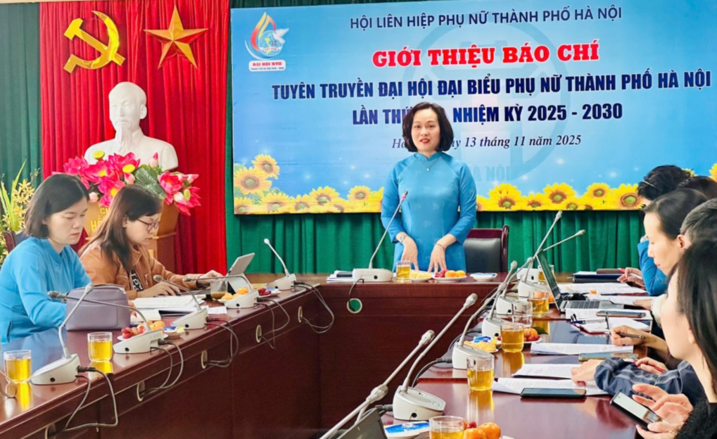 Bà Phạm Thị Thanh Hương, Phó Chủ tịch Thường trực Hội Liên hiệp Phụ nữ thành phố Hà Nội phát biểu tại buổi họp báo