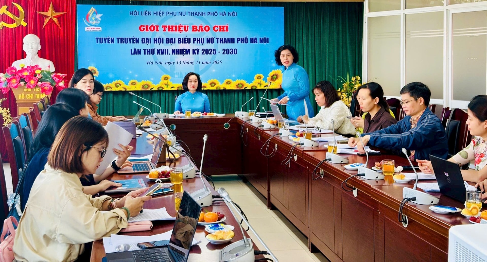 Quang cảnh buổi họp