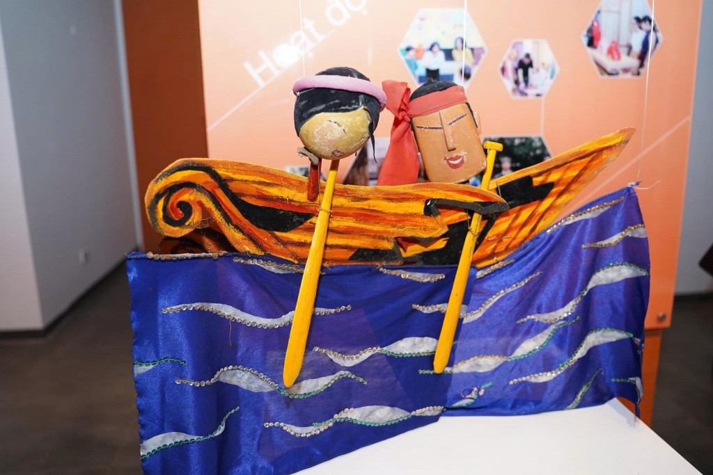 Trưng bày giới thiệu hơn 30 tác phẩm và hiện vật tiêu biểu do nghệ sĩ hiến tặng cho Bảo tàng Hà Nội