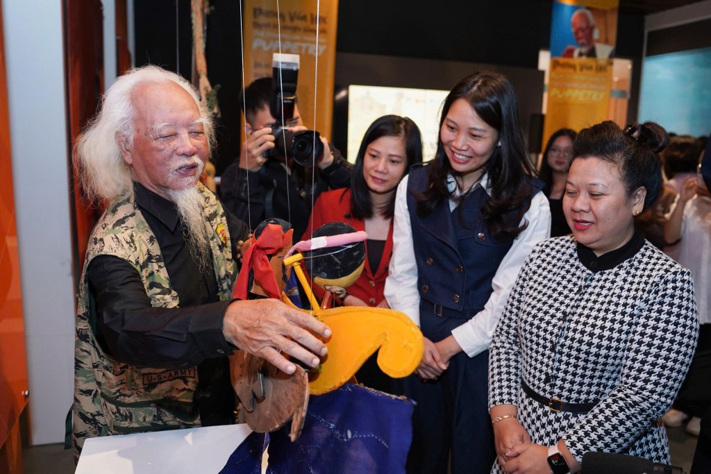 Nghệ sĩ giới thiệu về các tác phẩm 