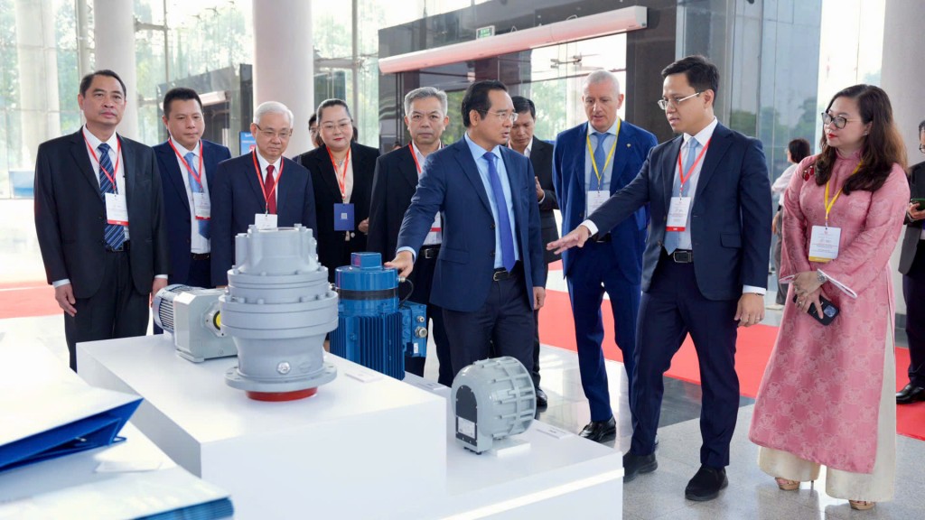 Đại biểu đã tham quan một số mô hình tiêu biểu của Tập đoàn Becamex trưng bày tại diễn đàn Đại biểu đã tham quan một số mô hình tiêu biểu của Tập đoàn Becamex trưng bày tại diễn đàn