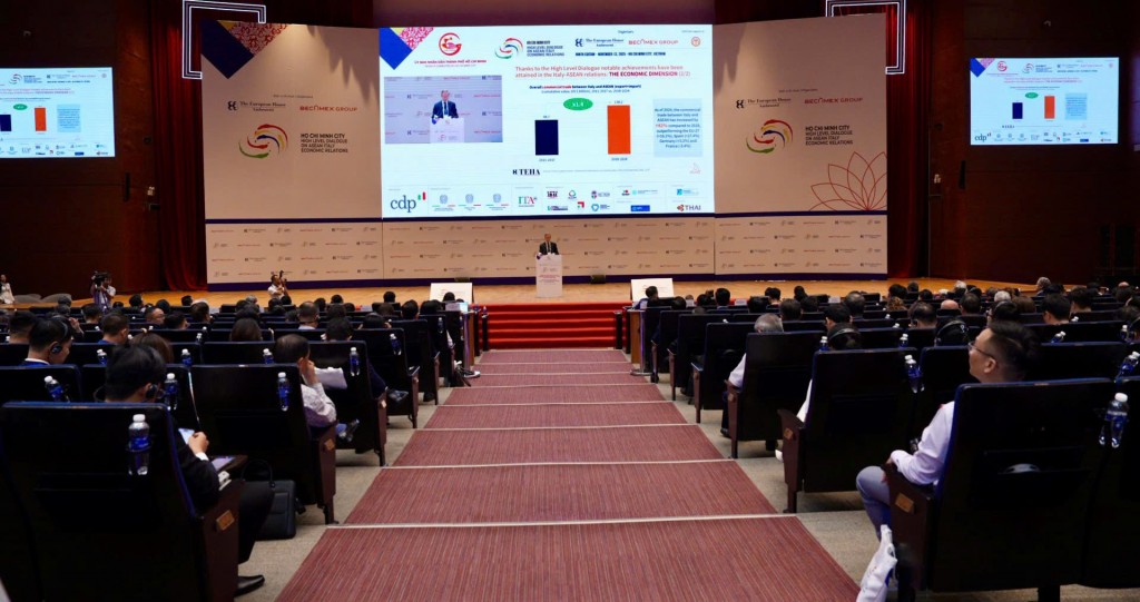 Quang cảnh khai mạc diễn đàn Quang cảnh khai mạc diễn đàn