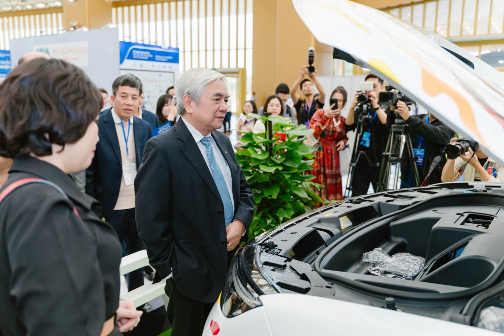 Nguyên Bộ trưởng Bộ Khoa học và Công nghệ tham quan gian hàng của VinFast