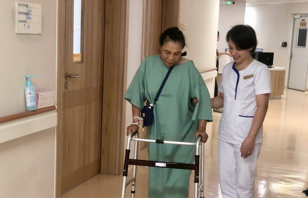 Ca mổ thay cùng lúc hai khớp gối, chấm dứt hơn 10 năm đau đớn cho nữ bệnh nhân 67 tuổi