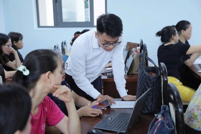 Thầy giáo 9X hóa giải “nỗi sợ” chuyển đổi số