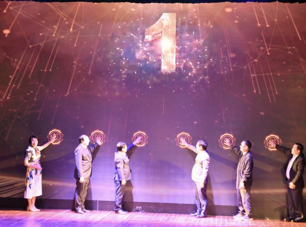 Các vị đại biểu bấm nút khởi động Cuộc thi