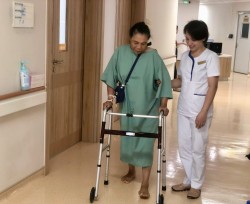 Ca mổ thay cùng lúc hai khớp gối, chấm dứt hơn 10 năm đau đớn cho nữ bệnh nhân 67 tuổi