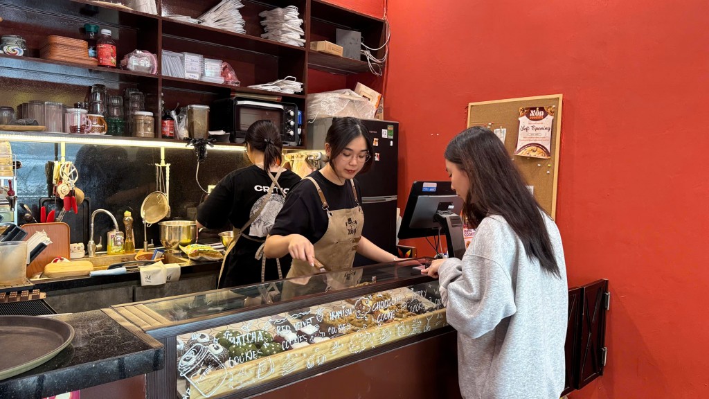 Bạn trẻ Ngô Minh Anh đến từ phường Hà Đông trong tiệm bánh “Xốp Bakery” handmade do chính mình làm chủ.