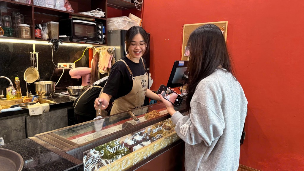 Bạn trẻ Ngô Minh Anh đến từ phường Hà Đông trong tiệm bánh “Xốp Bakery” handmade do chính mình làm chủ.