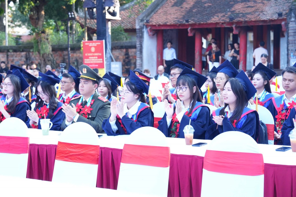 Không khí trang trọng và ấm áp tại lễ tuyên dương, nơi các Thủ khoa xuất sắc cùng gia đình và thầy cô chia sẻ niềm tự hào trong ngày trọng đại.