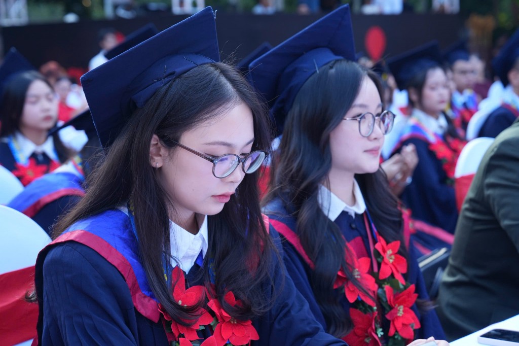 Những nữ Thủ khoa xuất sắc chăm chú theo dõi chương trình, toát lên vẻ tự tin và trí tuệ của thế hệ sinh viên Thủ đô.