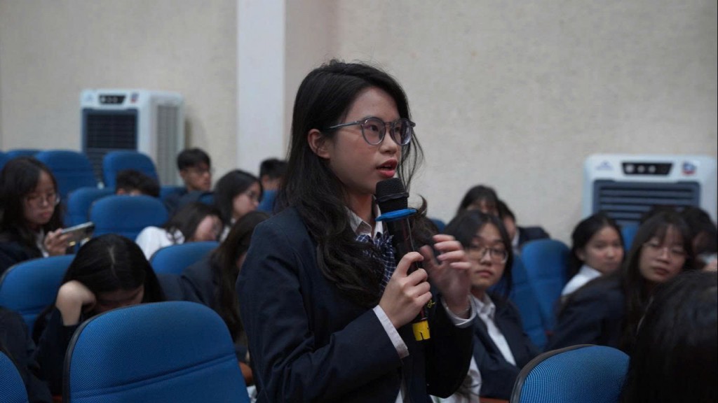 Các bạn học sinh trường THPT Chu Văn An đặt câu hỏi cho những vấn đề mà mình quan tâm đối với các Thủ khoa Các bạn học sinh trường THPT Chu Văn An đặt câu hỏi cho những vấn đề mà mình quan tâm đối với các Thủ khoa