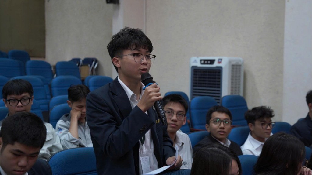 Nhiều học sinh đã được truyền cảm hứng học tập thông qua sự chia sẻ của các thủ khoa Nhiều học sinh đã được truyền cảm hứng học tập thông qua sự chia sẻ của các thủ khoa