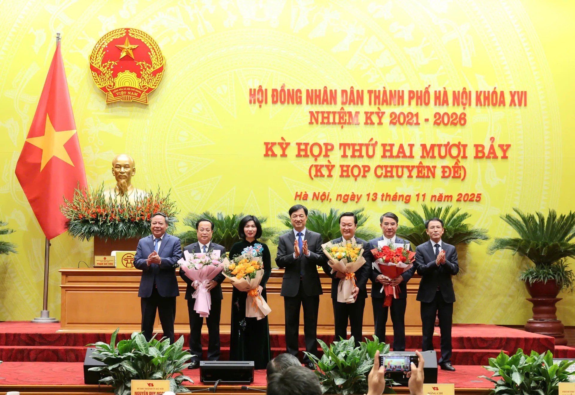 Ủy viên Bộ Chính trị, Bí thư Thành ủy Hà Nội Nguyễn Duy Ngọc và các đồng chí trong Thường trực Thành ủy chúc mừng các đồng chí vừa được bầu vào các chức danh mới Ủy viên Bộ Chính trị, Bí thư Thành ủy Hà Nội Nguyễn Duy Ngọc và các đồng chí trong Thường trực Thành ủy chúc mừng các đồng chí vừa được bầu vào các chức danh mới