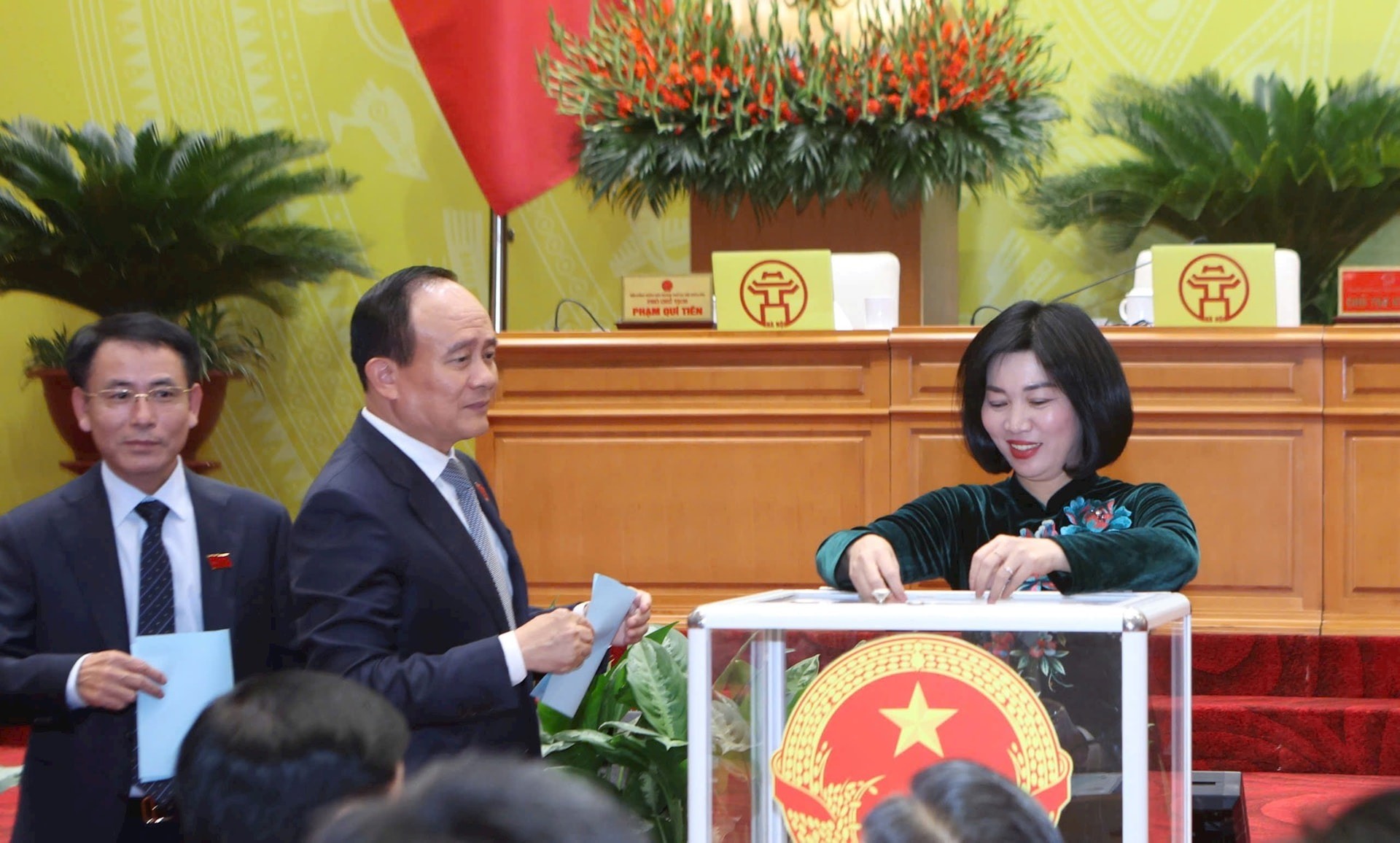 Các đại biểu bỏ phiếu bầu các chức danh tại kỳ họp.