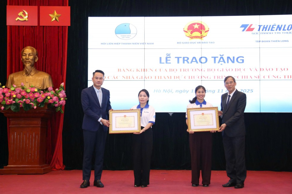 Các thầy cô giáo được tuyên dương tại chương trình Các thầy cô giáo được tuyên dương tại chương trình