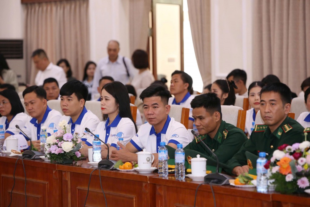 Các thầy cô giáo tham gia chương trình Những người thắp sáng tri thức nơi biên cương