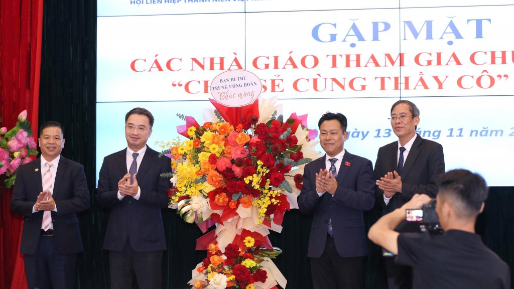 Lãnh đạo Trung ương Đoàn tặng hoa chúc mừng Bộ Giáo dục và Đào tạo Lãnh đạo Trung ương Đoàn tặng hoa chúc mừng Bộ Giáo dục và Đào tạo