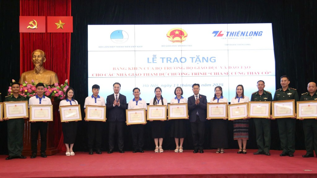 Những người thắp sáng tri thức nơi biên cương Những người thắp sáng tri thức nơi biên cương