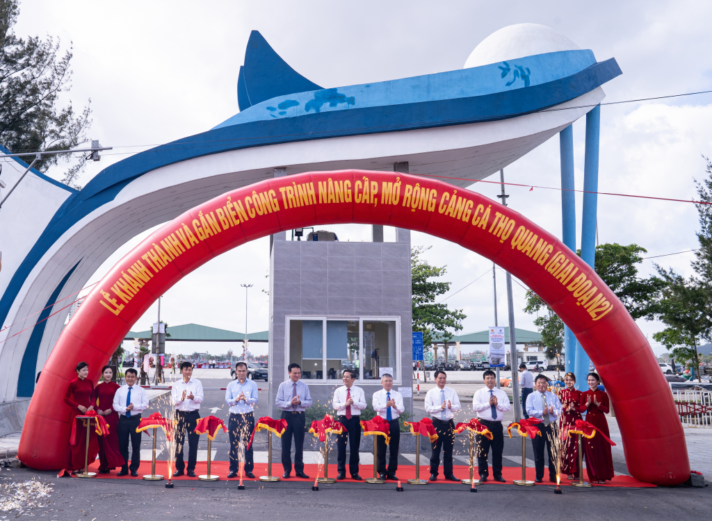 Các đại biểu cắt băng khánh thành dự án Công trình Cảng cá Thọ Quang (giai đoạn 2) Các đại biểu cắt băng khánh thành dự án Công trình Cảng cá Thọ Quang (giai đoạn 2)