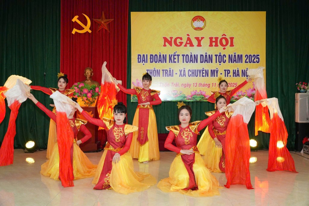 Các tiết mục văn nghệ đặc sắc do các hội, đoàn thể và Nhân dân trong thôn biểu diễn