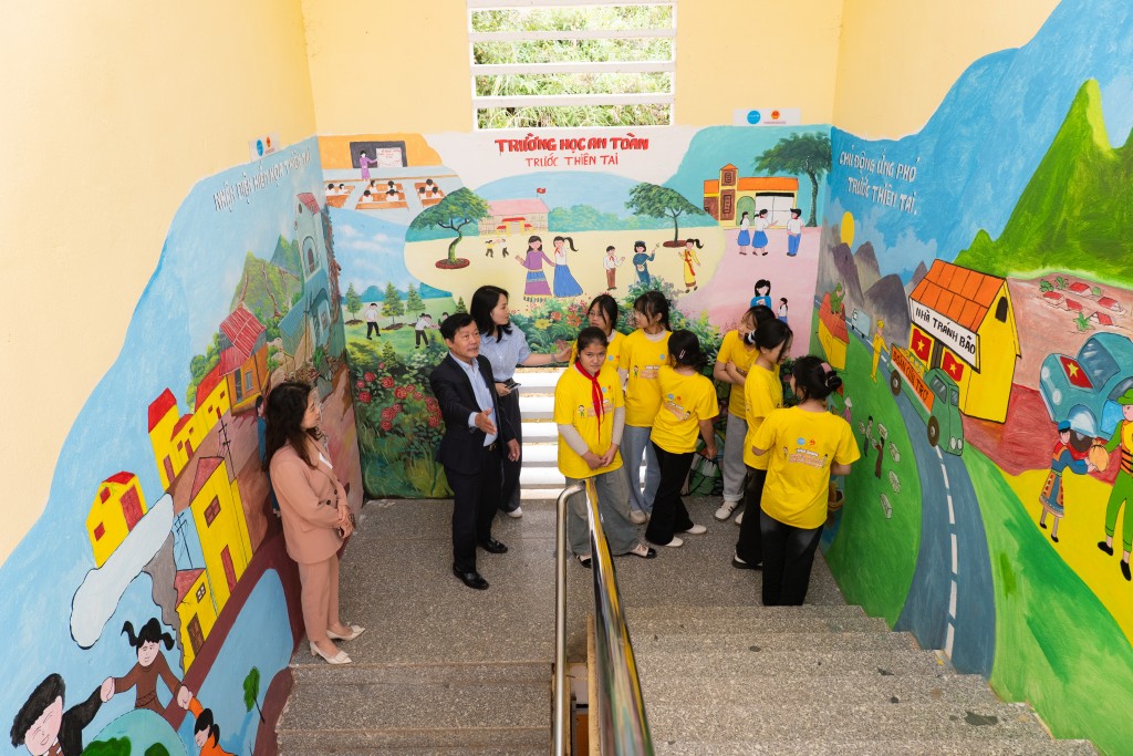 Hoạt động ngoại khóa vẽ tranh tường “Sẵn sàng trước thiên tai và biến đổi khí hậu” tại Trường TH và THCS Tam Kim