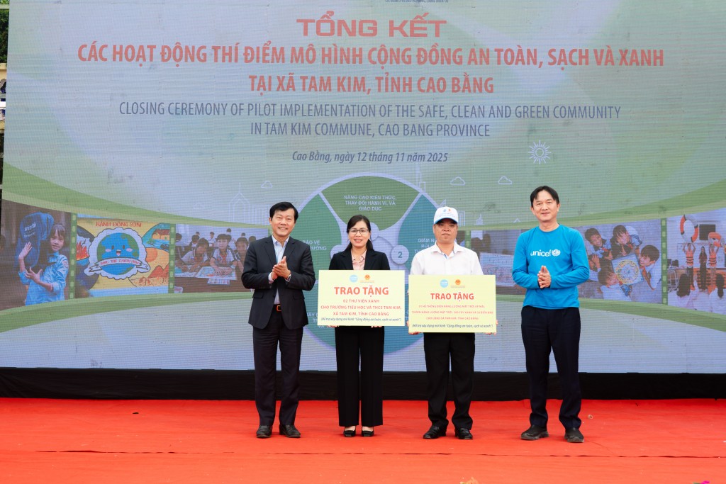 Lễ trao tặng kết quả thí điểm mô hình “Cộng đồng an toàn, sạch và xanh”chõ xã Tam Kim (1)