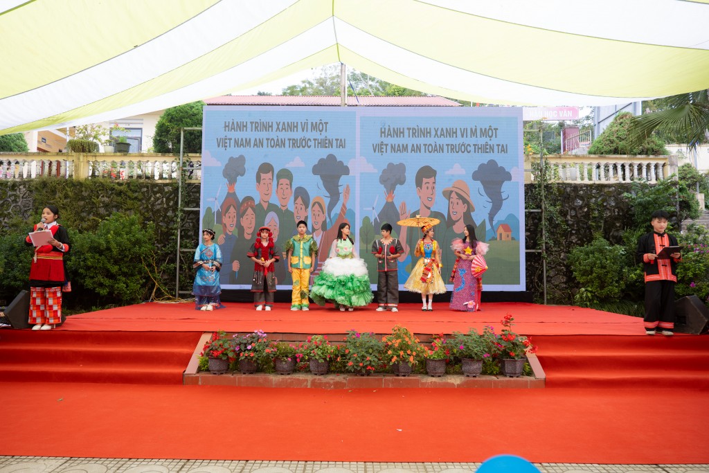 Phần trình diễn của trường PTDT Bán trú THCS Hoa Thám với bộ sưu tập “Hành trình xanh – Vì một Việt Nam an toàn trước thiên tai”