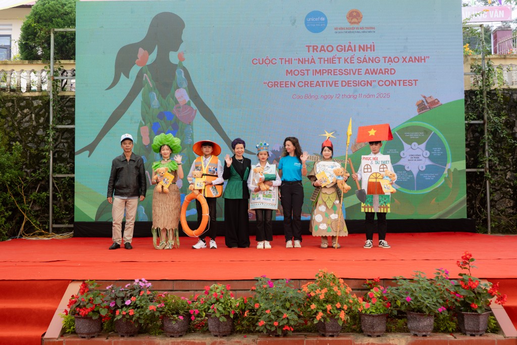 Trao giải Nhì cuộc thi _Nhà thiết kế sáng tạo xanh_ cho bộ sưu tập “Vì 1 Việt Nam an toàn, sạch và xanh” của trường TH và THCS Tam Kim