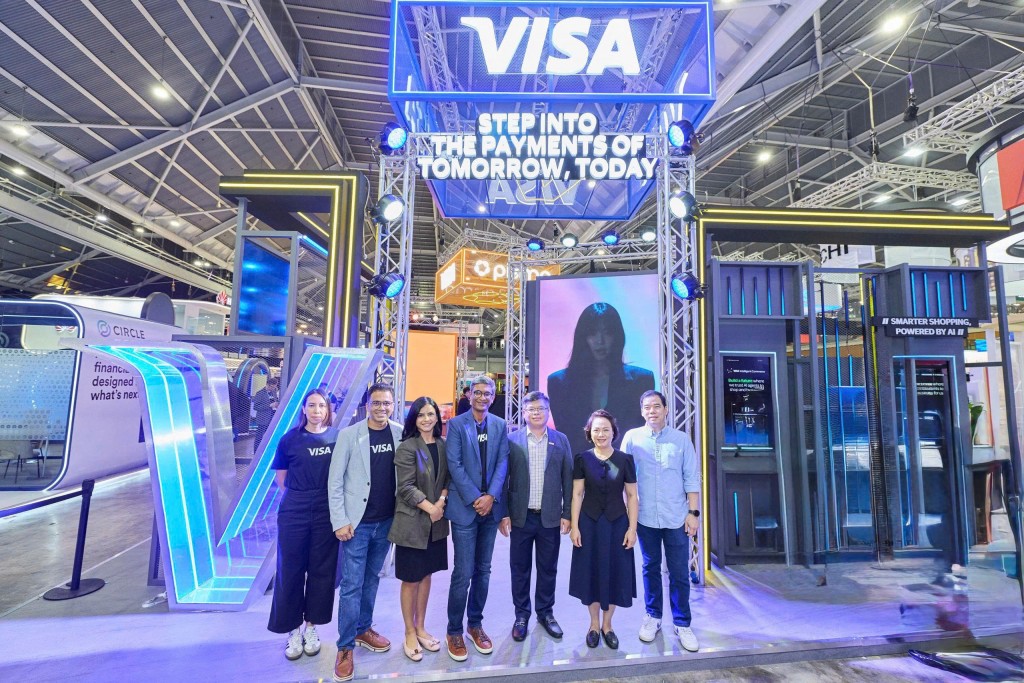 Visa chụp ảnh cùng đại diện ngân hàng Sacombank