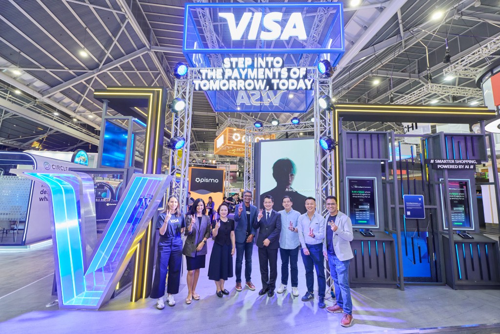 Visa chụp ảnh cùng đại diện ngân hàng VPBank