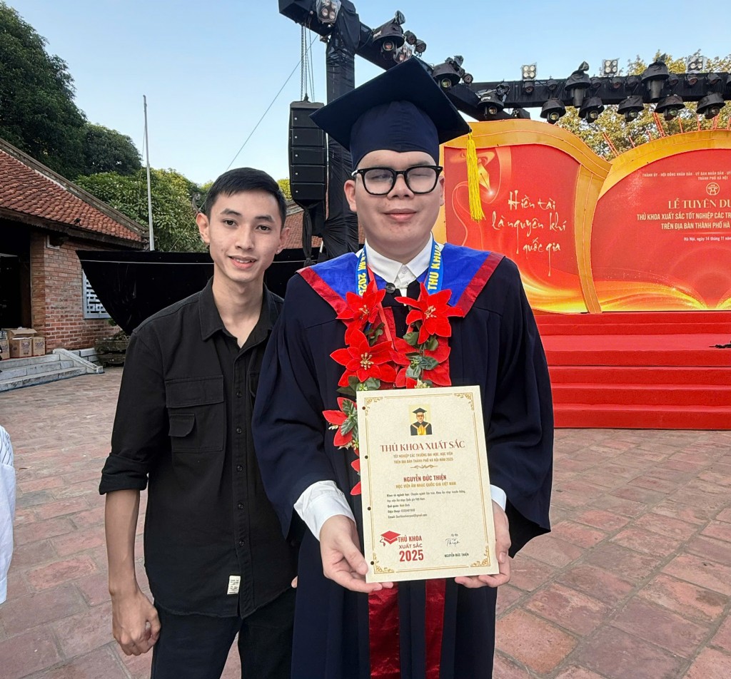 Bạn Lê Viết Nam, người bạn thân luôn đồng hành, chia sẻ niềm vui cùng Thủ khoa Nguyễn Đức Thiện tại Lễ ghi danh Sổ vàng năm 2025.