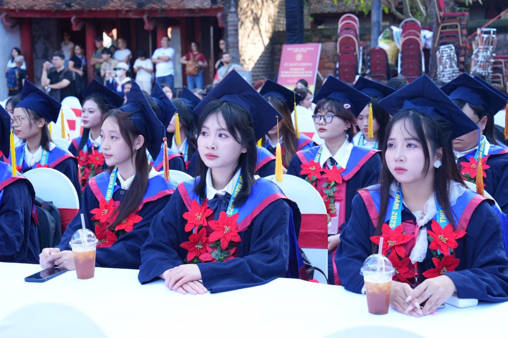 Các Thủ khoa xuất sắc năm 2025 tham dự Lễ ghi danh Sổ vàng tại sân Thái học, Văn Miếu – Quốc Tử Giám.