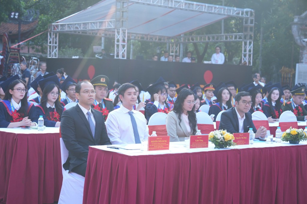 Các đại biểu và Thủ khoa xuất sắc dự Lễ tuyên dương năm 2025 tại Văn Miếu – Quốc Tử Giám.